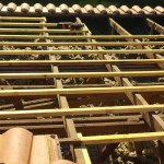 Remplacement de liteaux abîmés pour renforcer une toiture en Aquitaine.