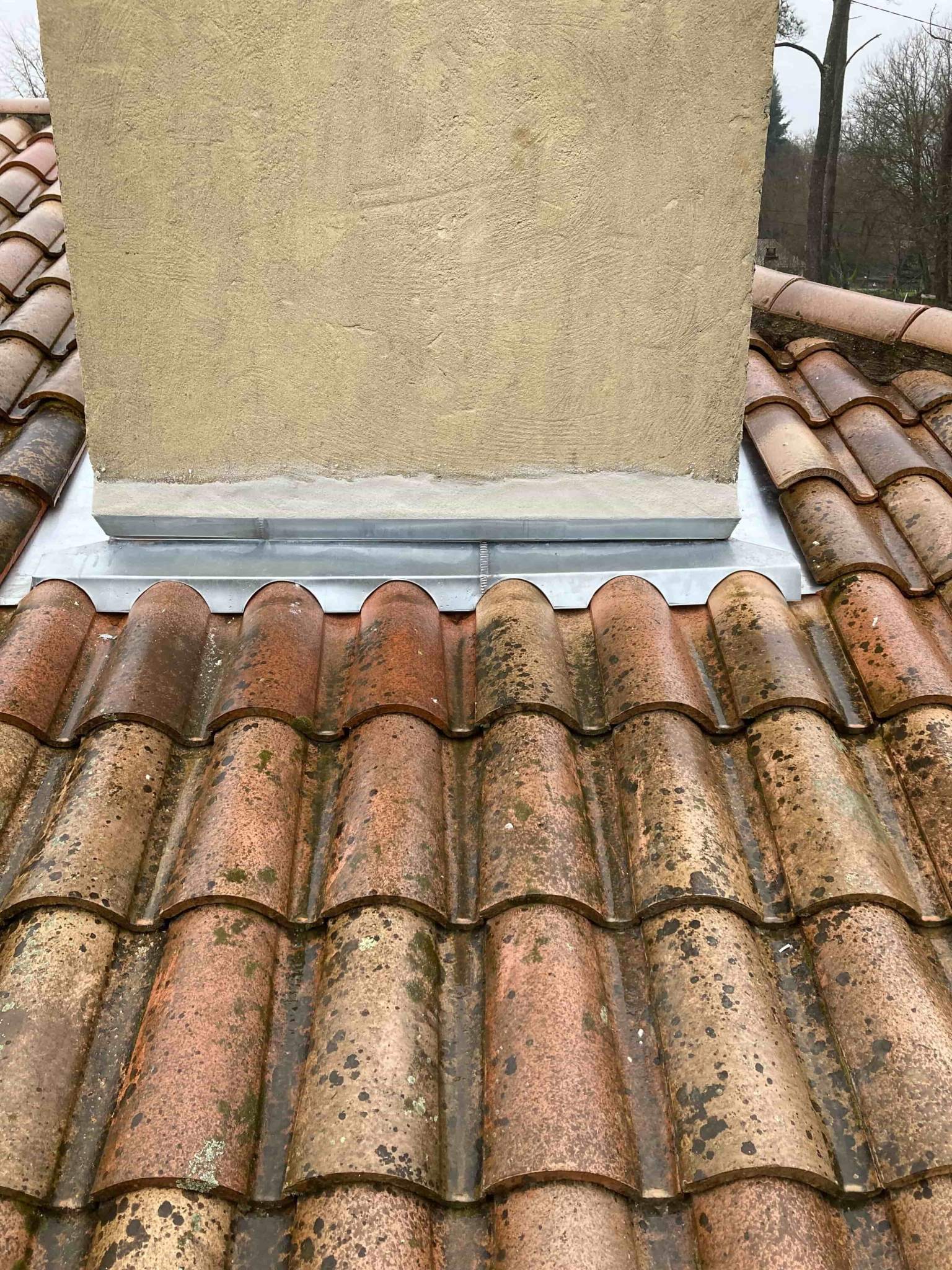 Entourage de cheminée en zinc après